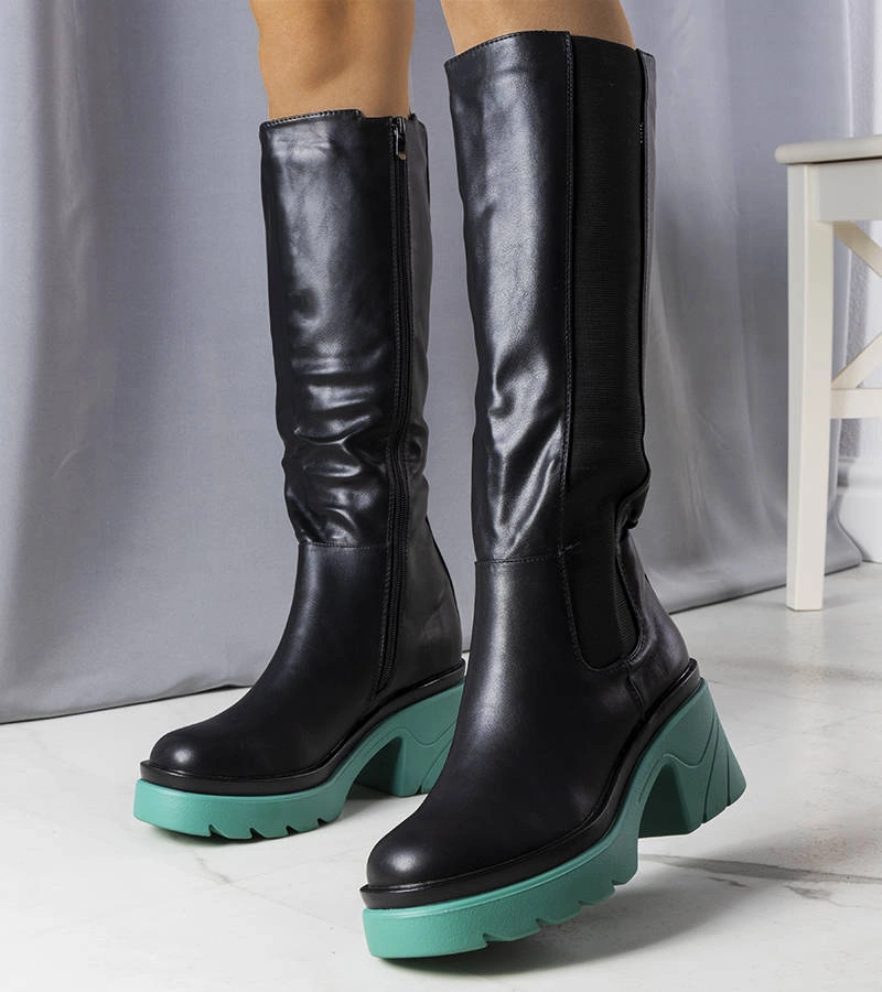 Czarne kozaki na niebieskiej platformie