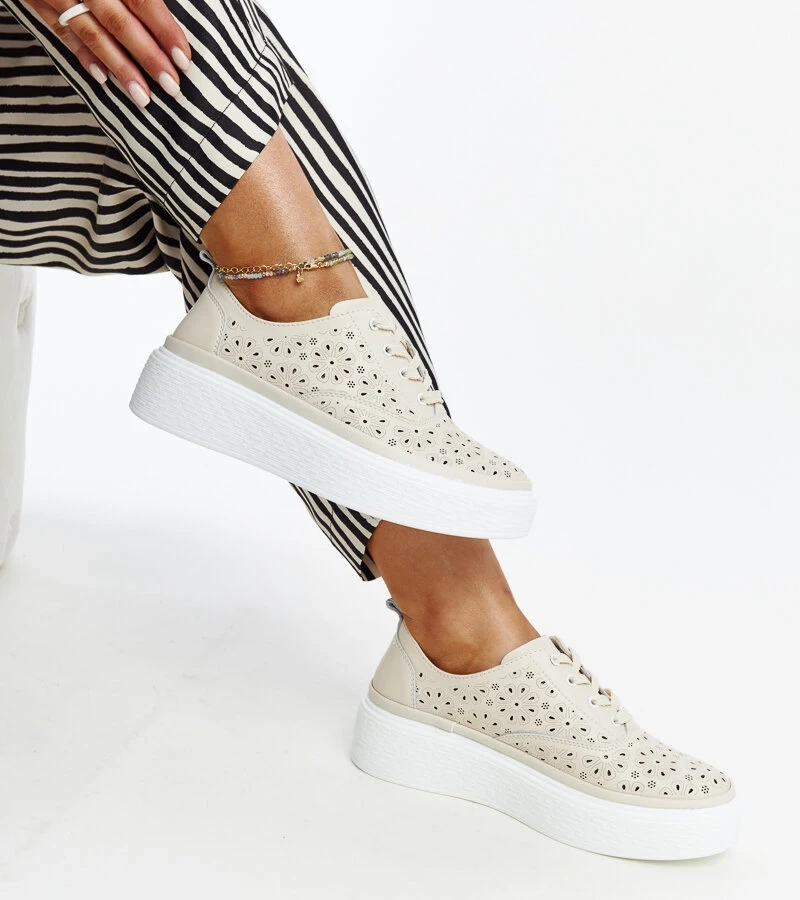 Beżowe ażurowe skórzane sneakersy
