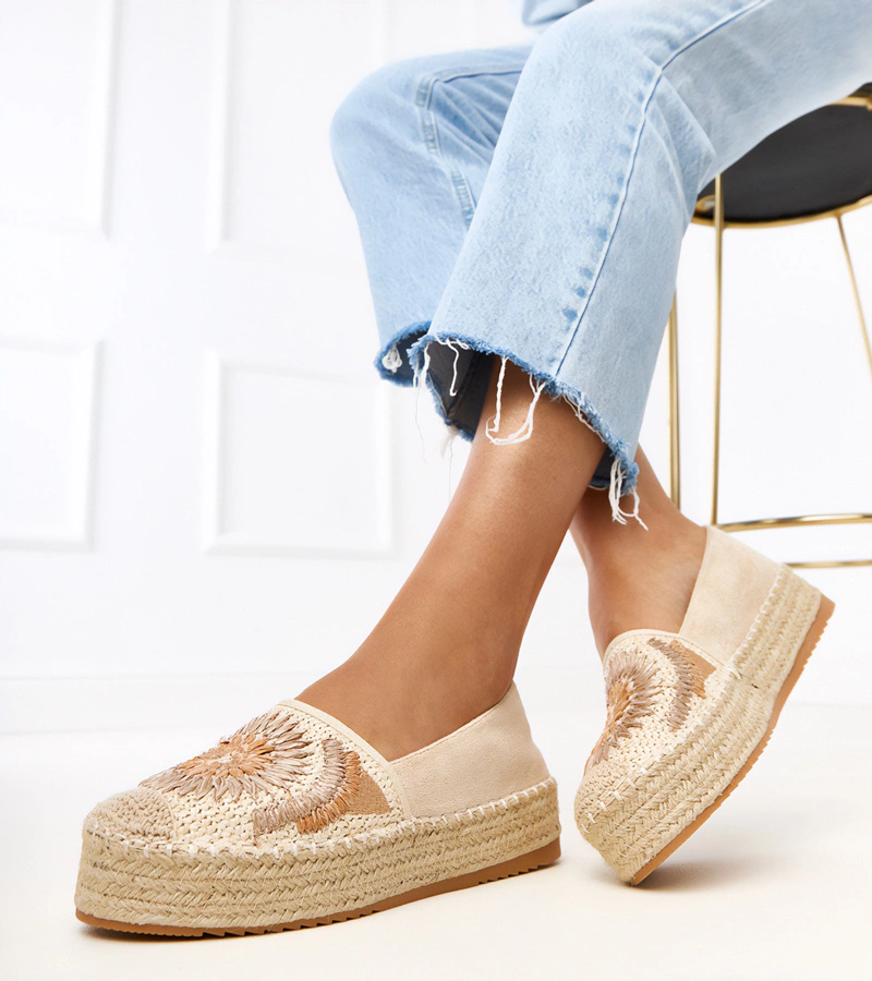 Hers Beżowe espadryle  z haftem na platformie
