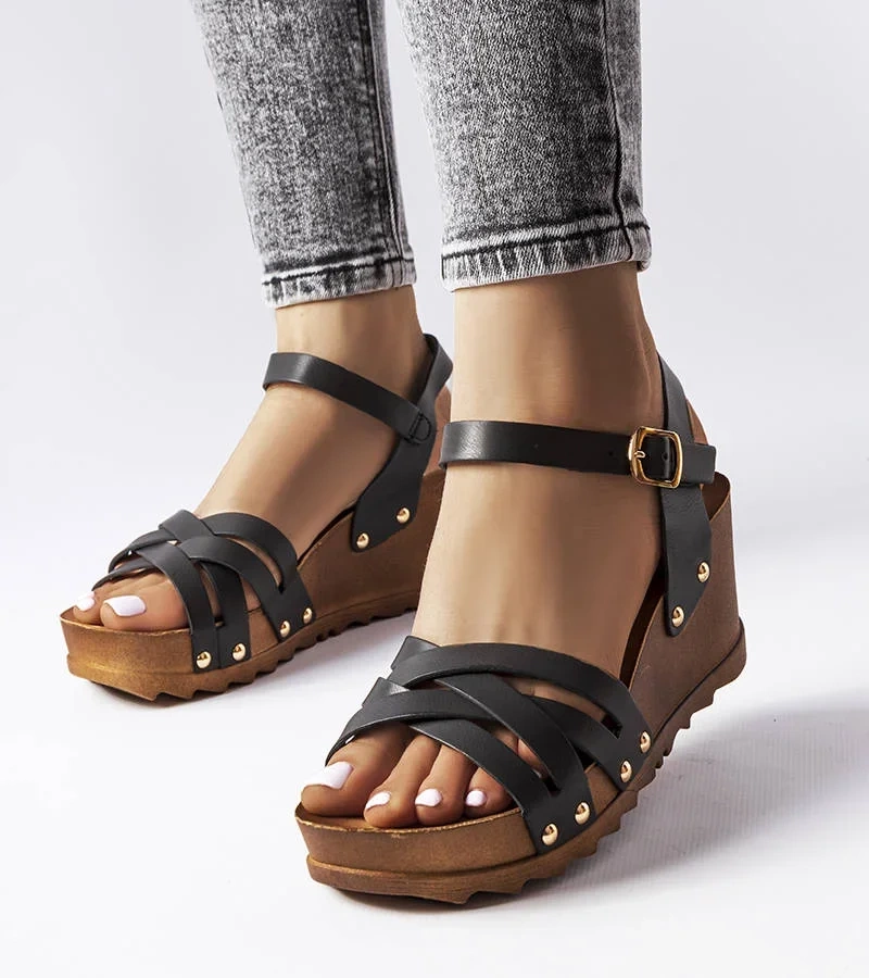 Czarne sandały za koturnie