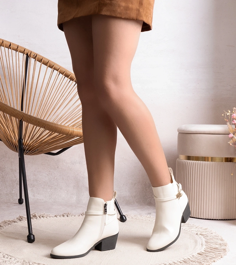 Beżowe botki na słupku