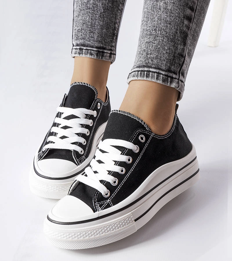 Czarne tenisówki na grubej podeszwie