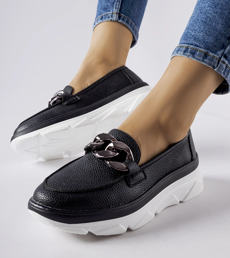 Czarne mokasyny z łańcuchem Vinceza