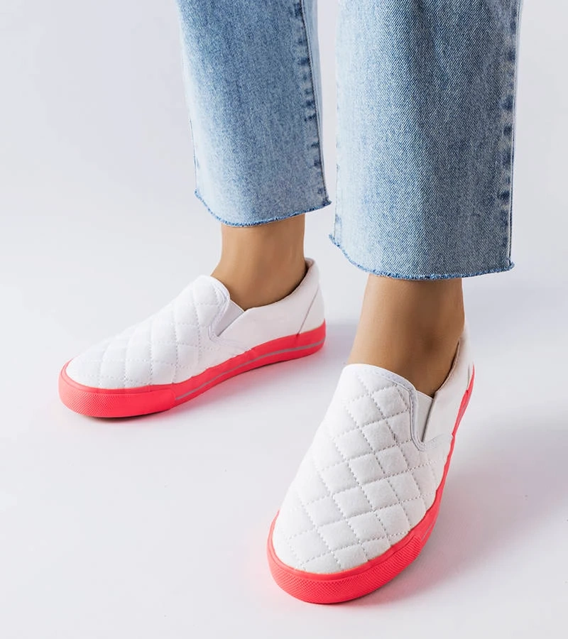 Białe pikowane tenisówki materiałowe