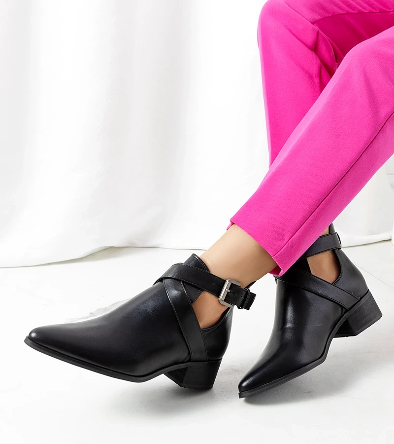 Czarne botki z wycięciami