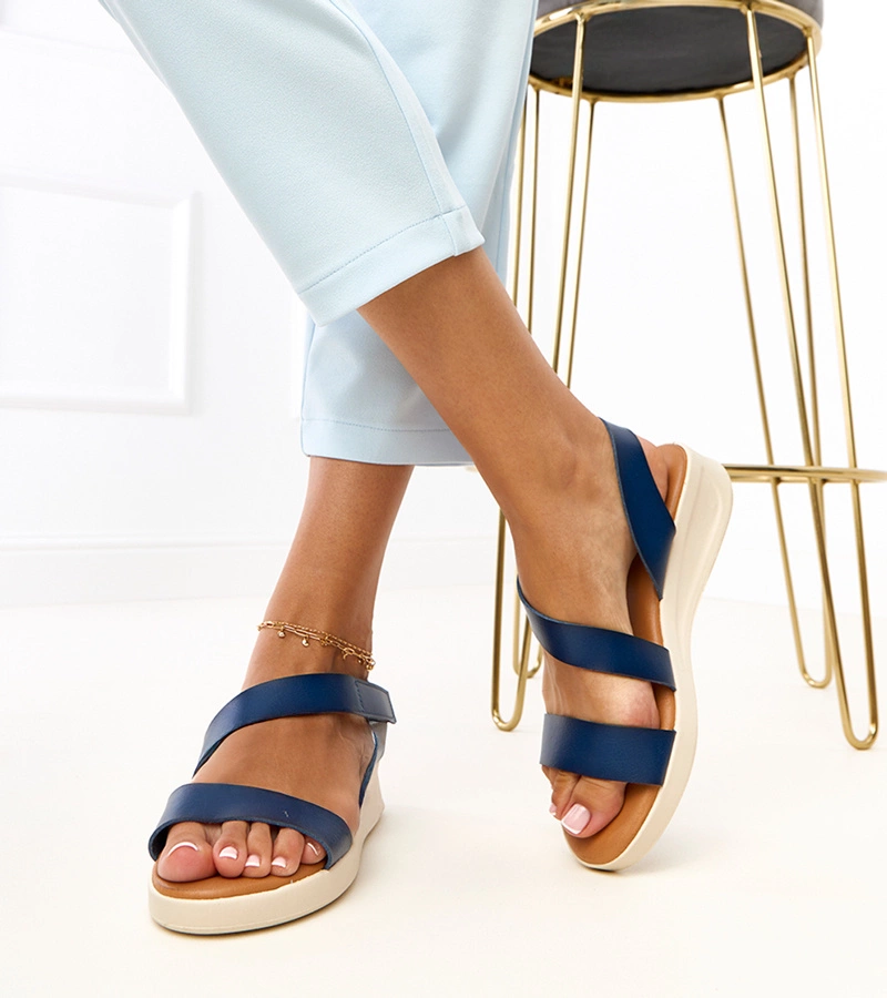 Hers Granatowe sandały na niskim koturnie