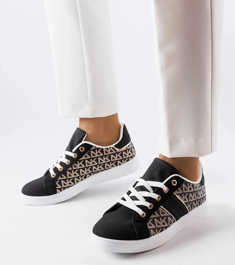 Czarne sneakersy z ozdobną cholewką