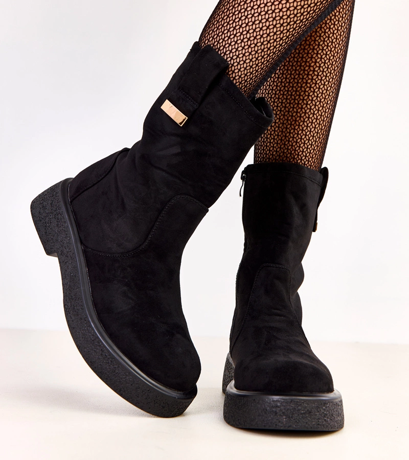 Hers Czarne botki ekozamszowe ze złotą ozdobą