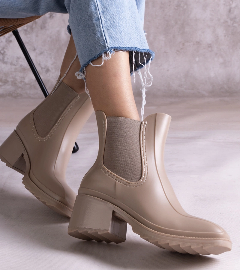 Beżowe botki typu kalosze na słupku