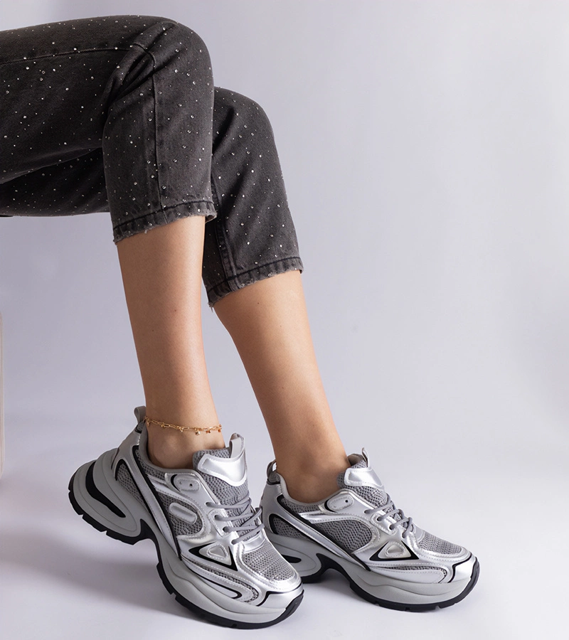 Srebrne sneakersy na masywnej podeszwie