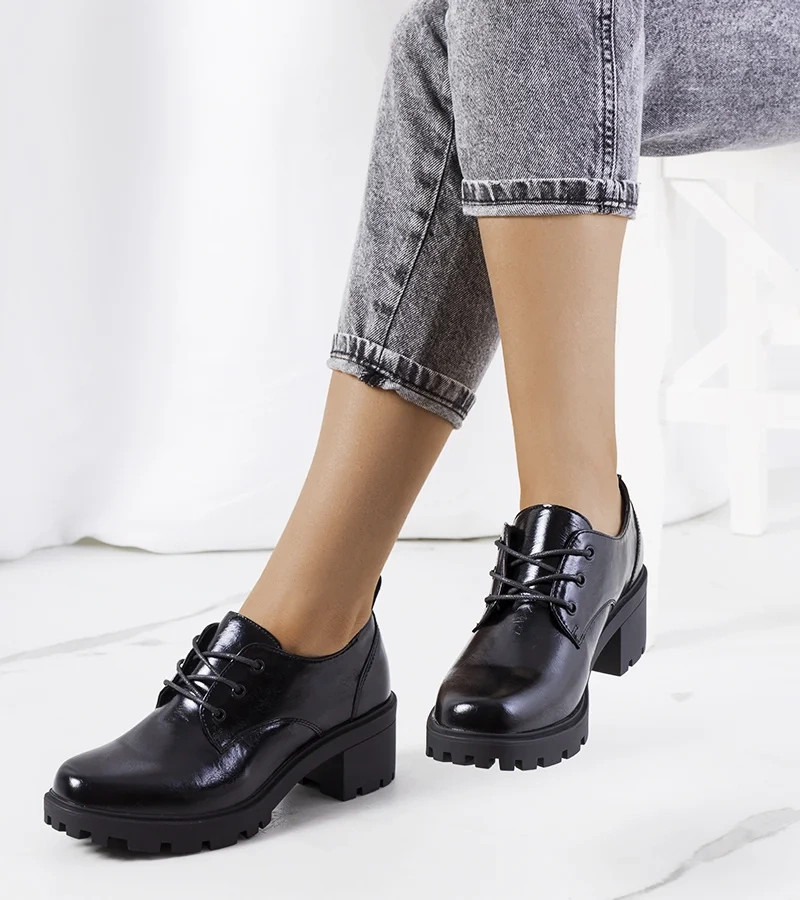 Czarne półbuty w połysku