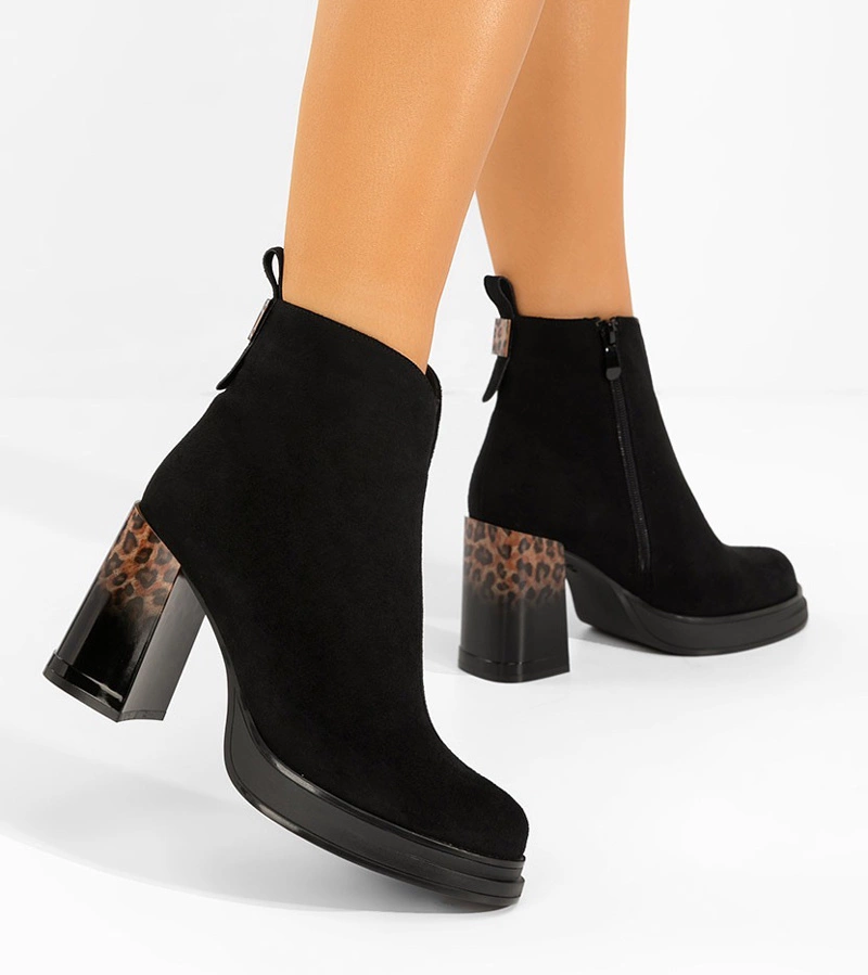 Hers Czarne botki na lakierowanym  słupku zdobionym panterką