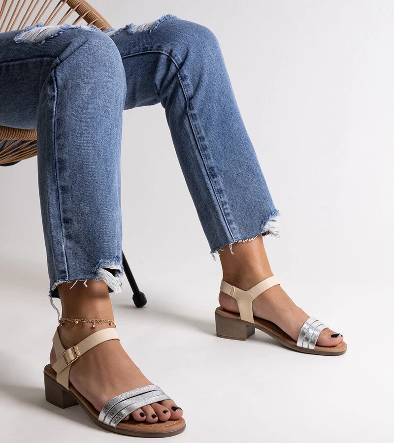 Srebrne sandały na niskim obcasie