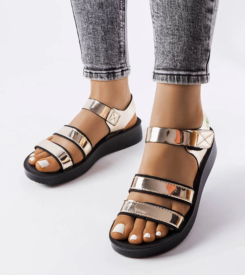 Złote sandały lakierowane na koturnie