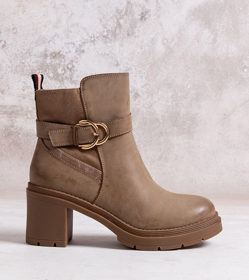 Ciemnobeżowe botki na słupku