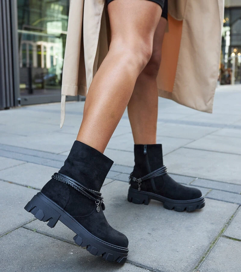 Czarne botki z ozdobną bransoletką