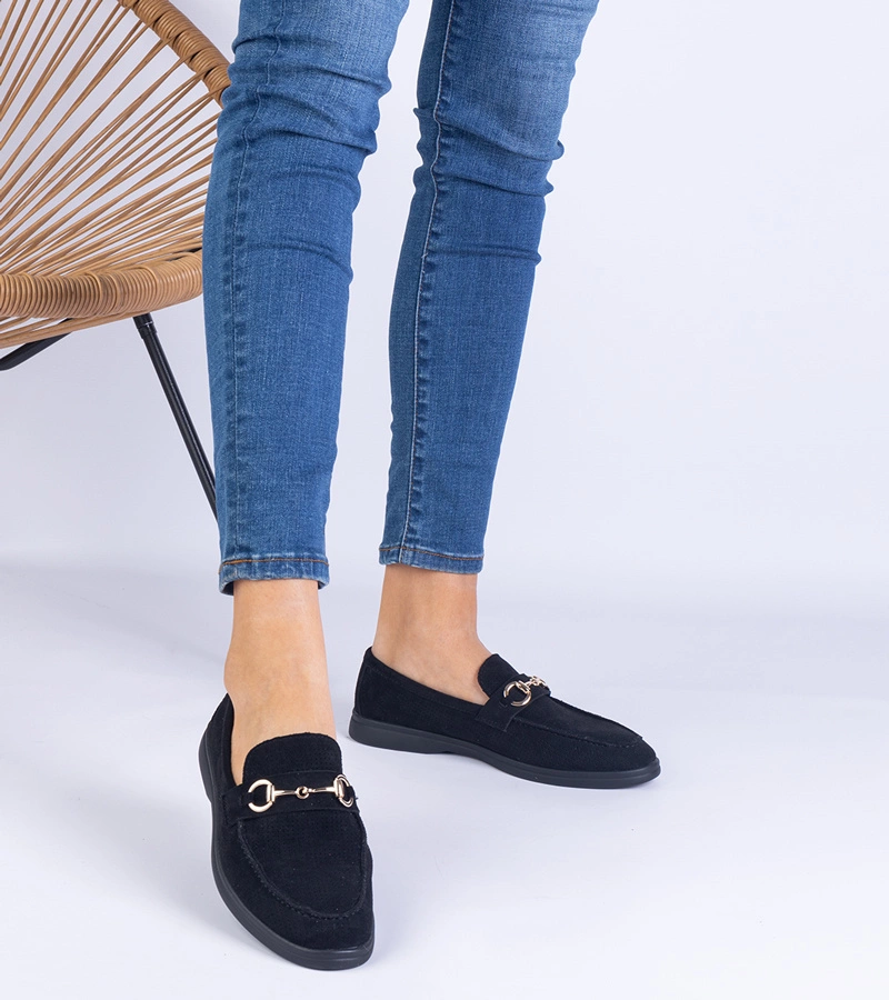 Hers mokasyny damskie czarne ekozamszowe ażurowe ze złotą ozdobą