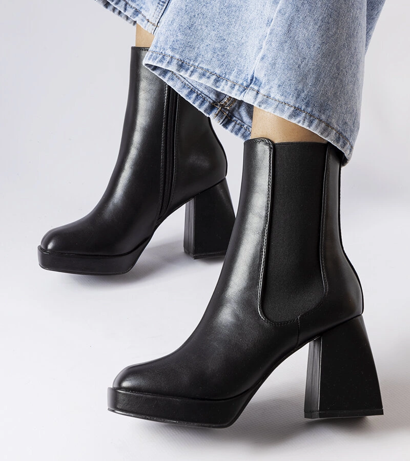 Czarne botki na masywnym słupku