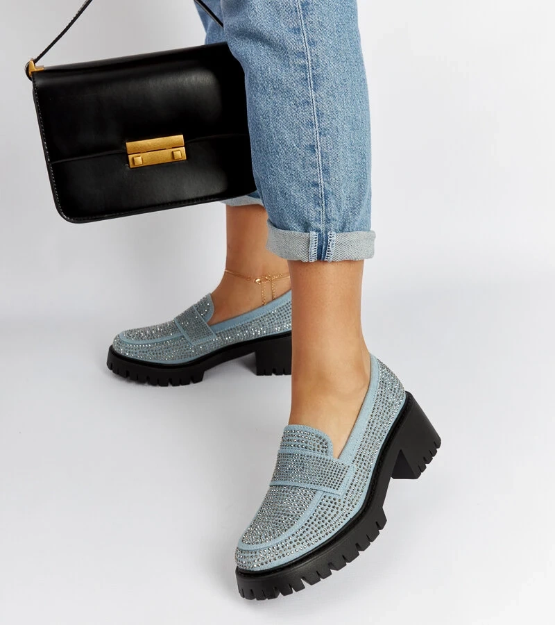 Niebieskie półbuty na masywnym słupku z cyrkoniami