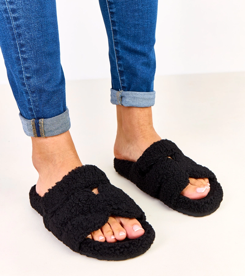 Hers Czarne futrzane kapcie z otwartym przodem