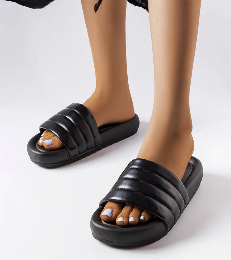 Czarne klapki na platformie