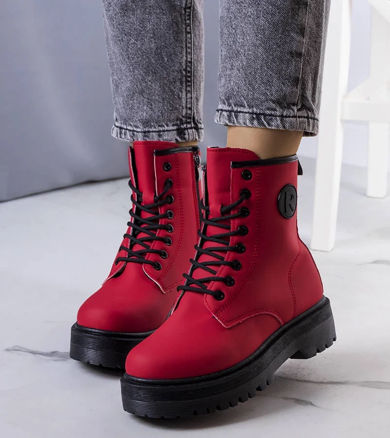 Czerwone botki na wysokiej podeszwie