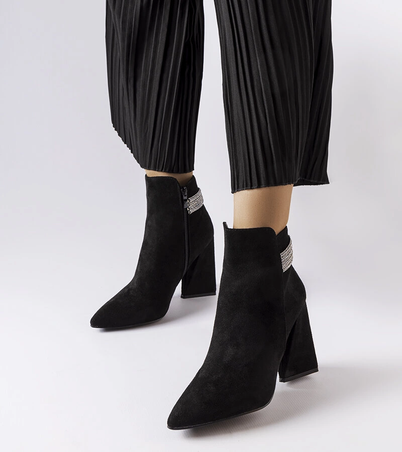 Czarne botki na asymetrycznym słupku