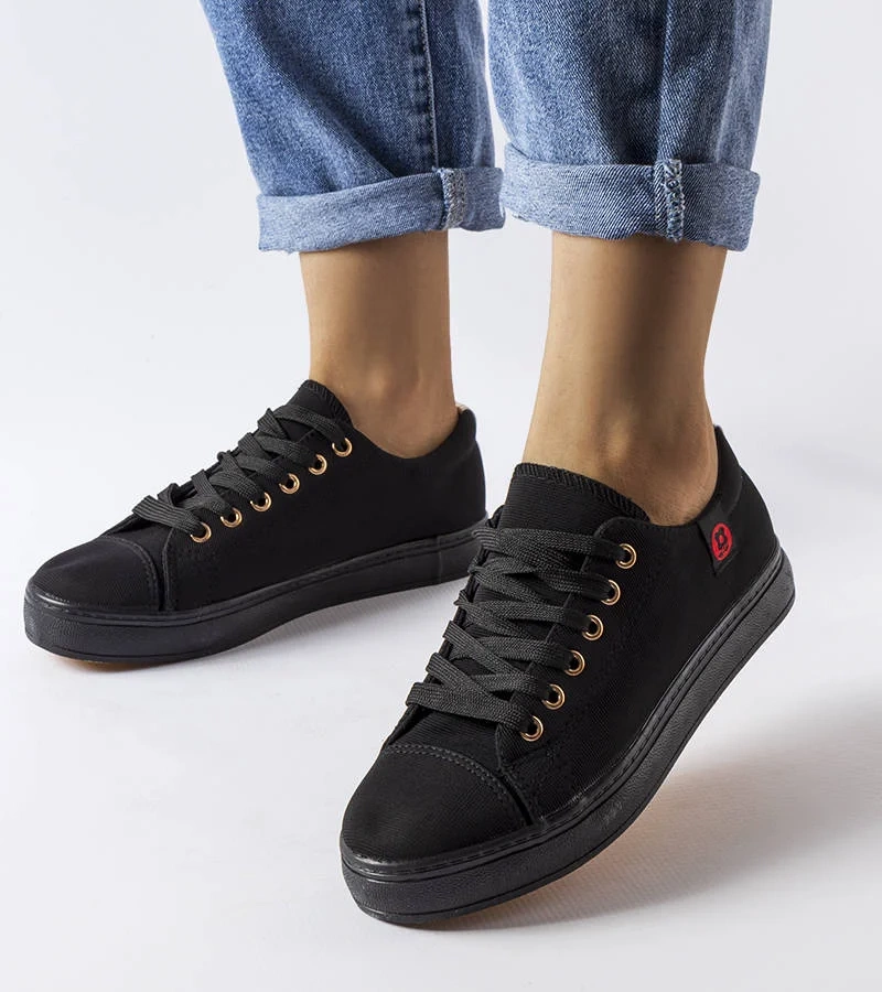 Czarne trampki materiałowe ze zdobionym zapiętkiem