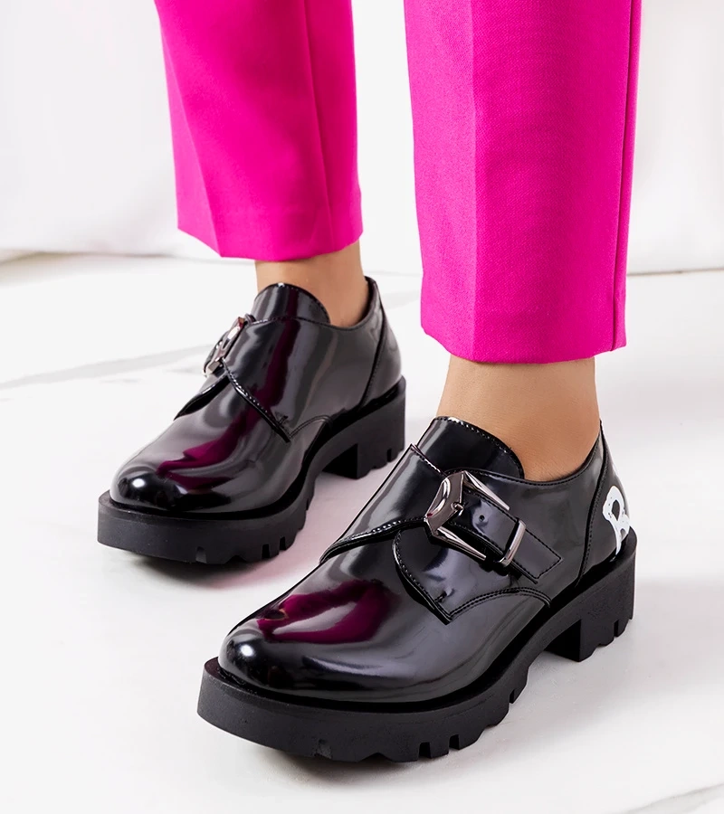 Czarne półbuty na wysokiej podeszwie