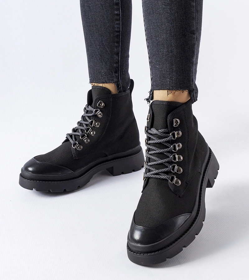 Czarne materiałowe trapery