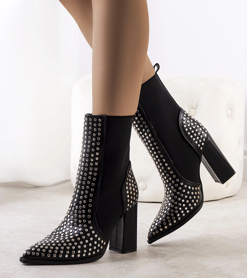 Czarne botki na słupku