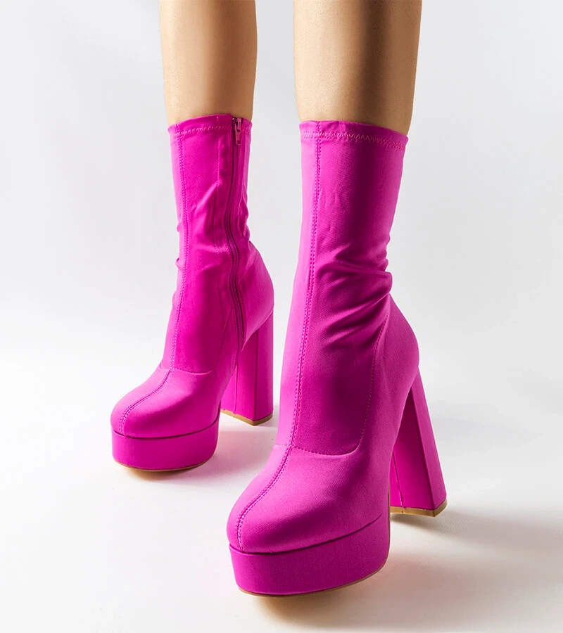 Różowe satynowe botki na masywnym słupku