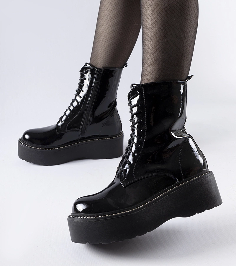 Czarne lakierowane workery na platformie