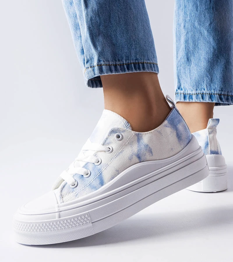 Biało-niebeiskie trampki na wysokiej podeszwie