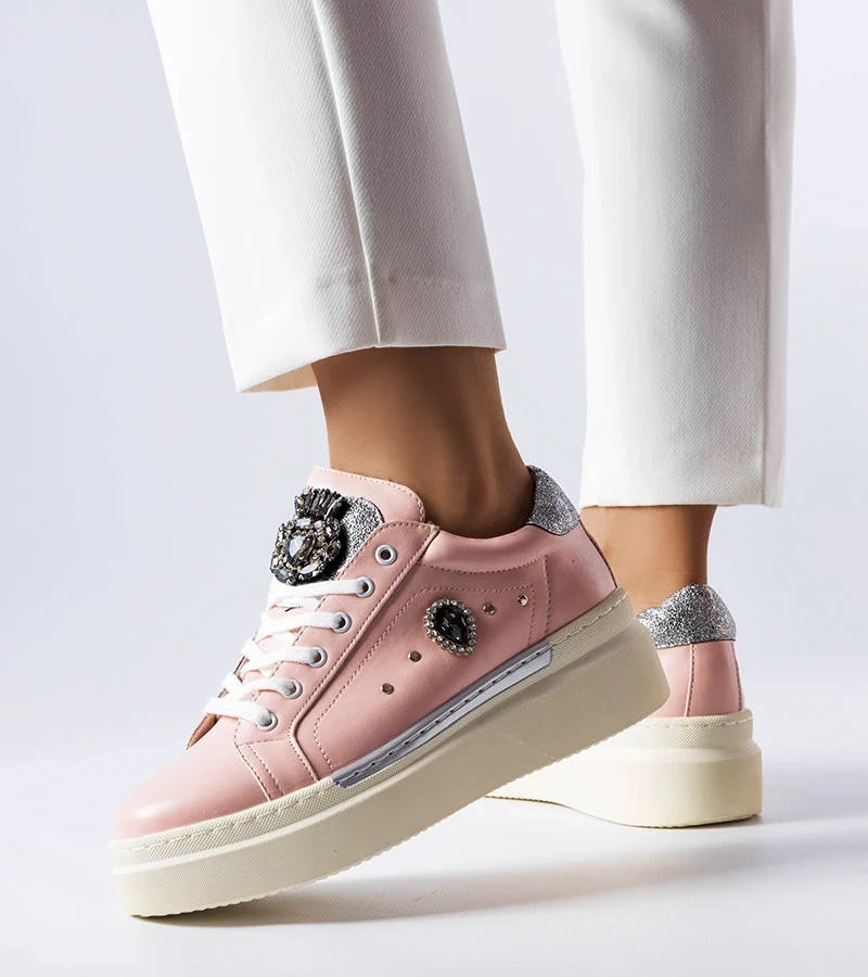 Różowe sneakersy na koturnie bogato zdobione cyrkoniami