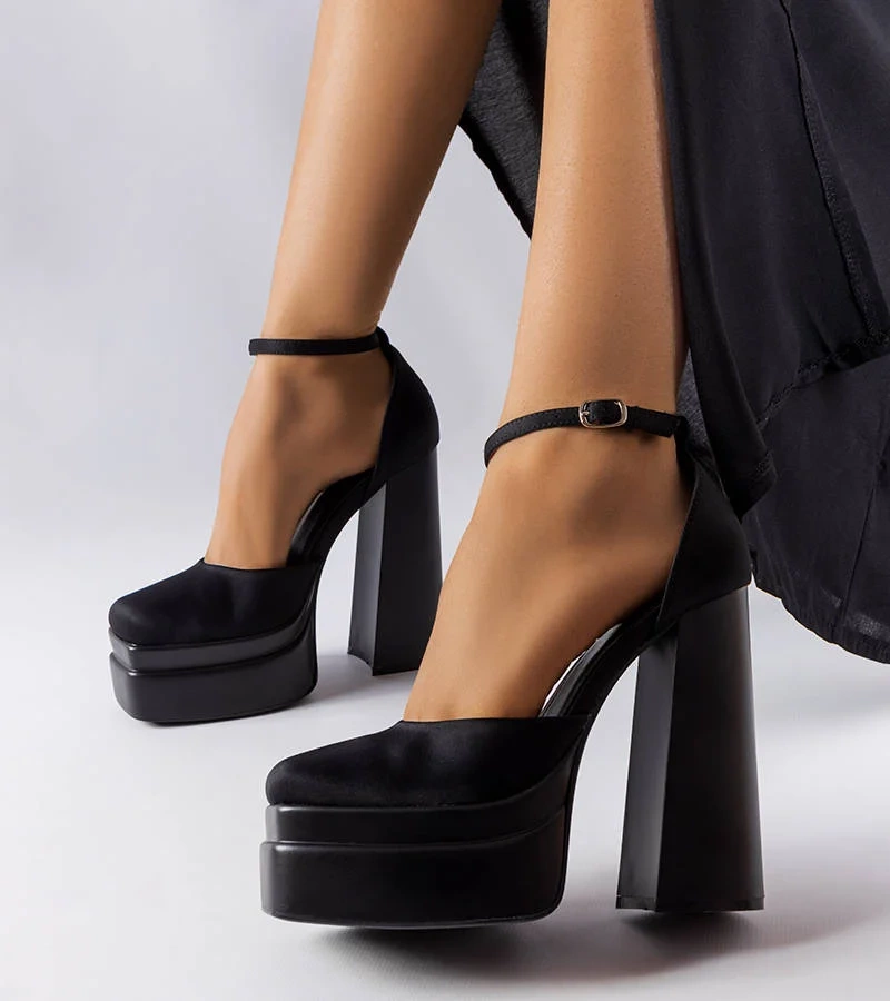 Czarne czółenka na wysokim słupku