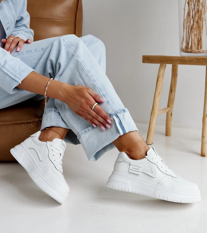 Białe skórzane sneakersy na grubej podeszwie