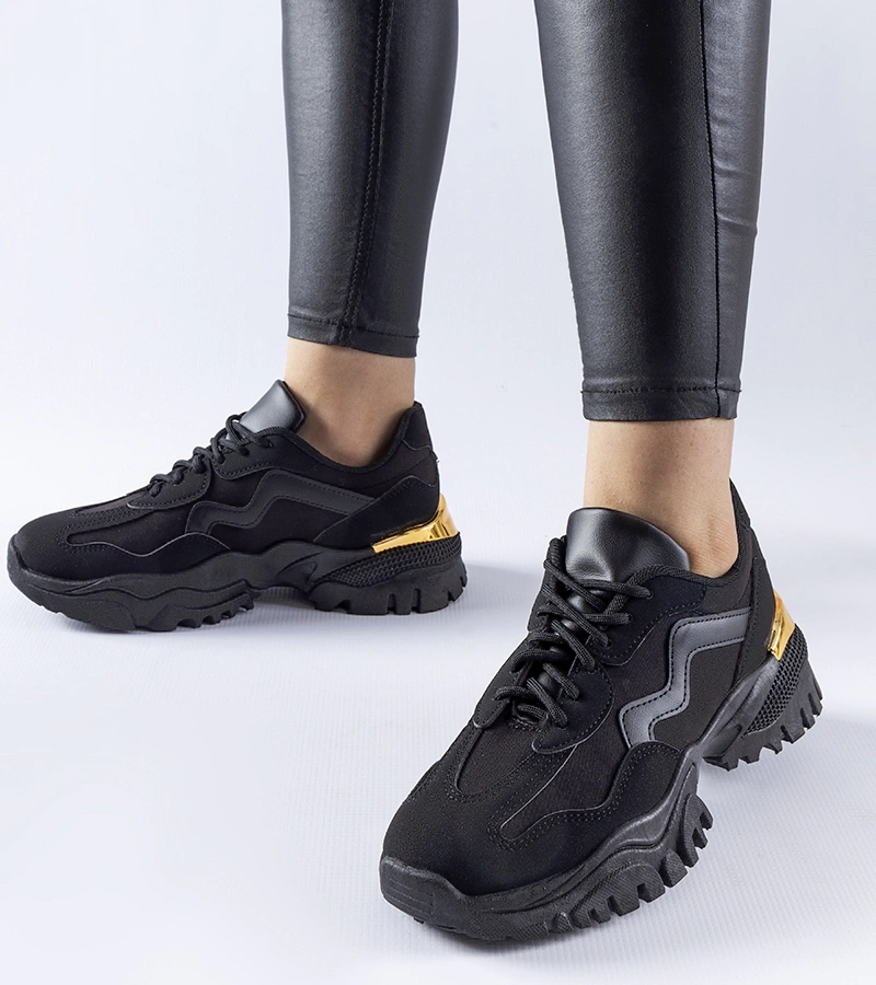 Czarne sneakersy na masywnej podeszwie