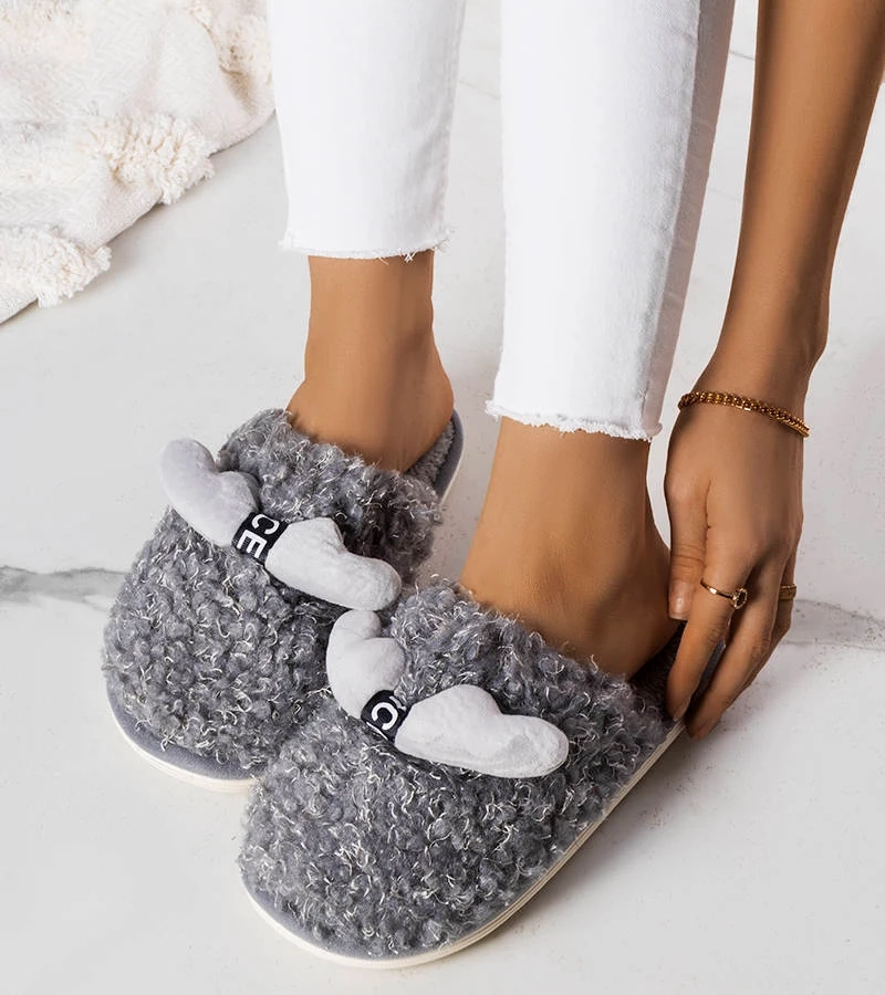 Szare puchate kapcie