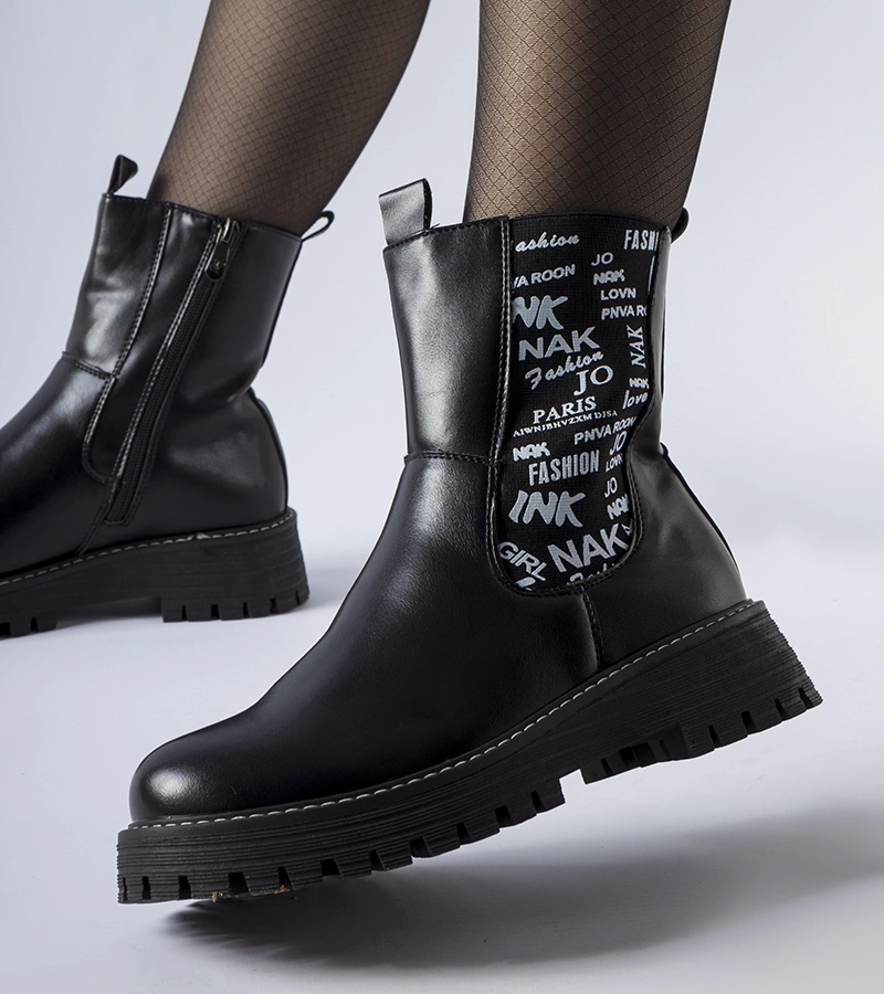 Czarne ocieplane botki z napisami