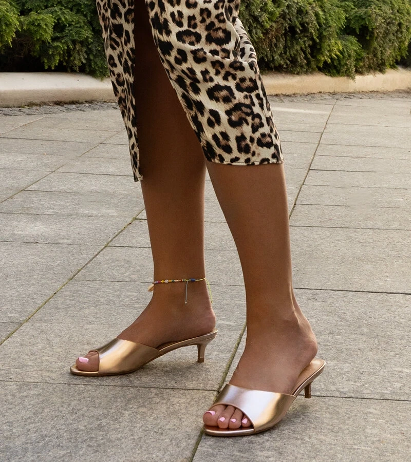 Różowe klapki na niskim obcasie