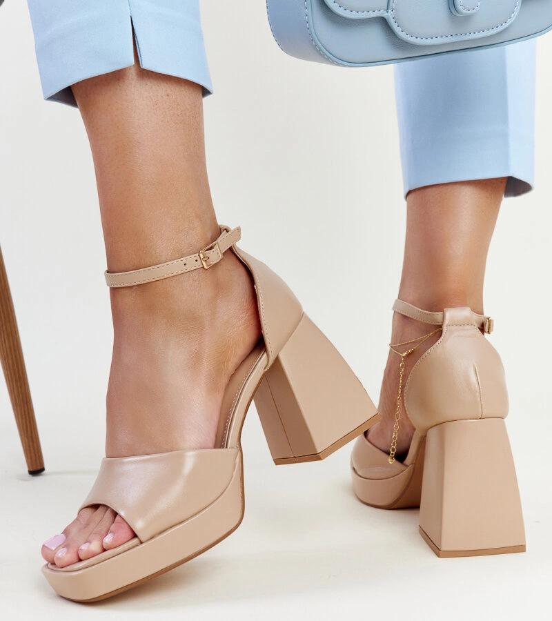 Ciemnobeżowe sandałki na słupku