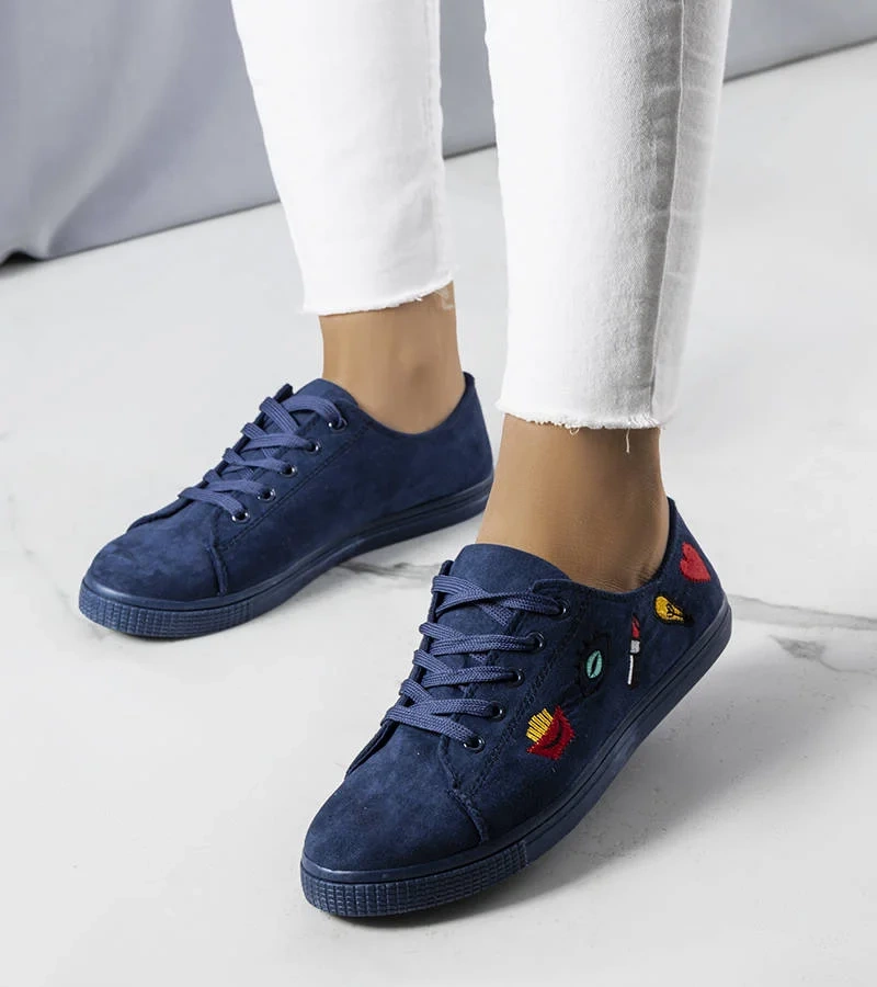 Granatowe trampki z naszyciami