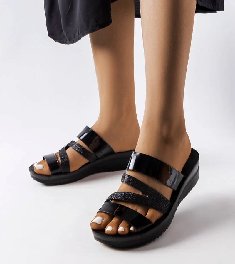 Czarne błyszczące klapki