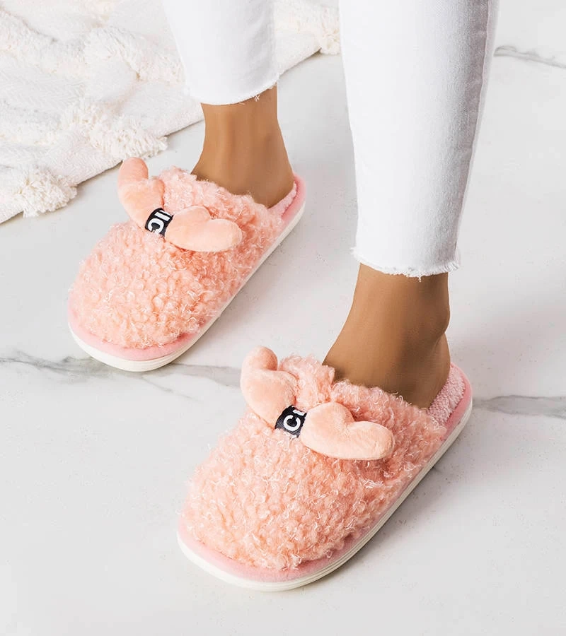 Różowe puchate kapcie