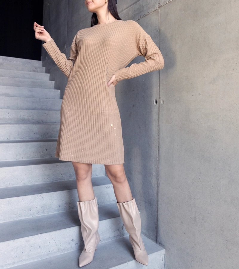 Beżowa sukienka midi z połyskiem