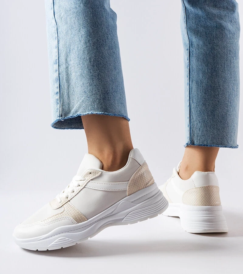 Białe buty z akcentami skóry węża