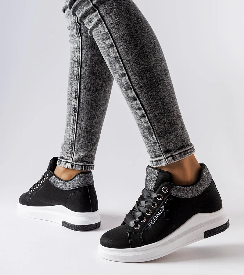 Czarne sneakersy na koturnie