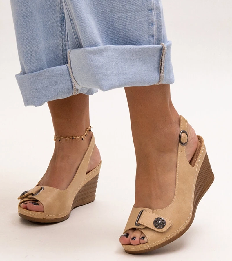 Beżowe sandały na koturnie