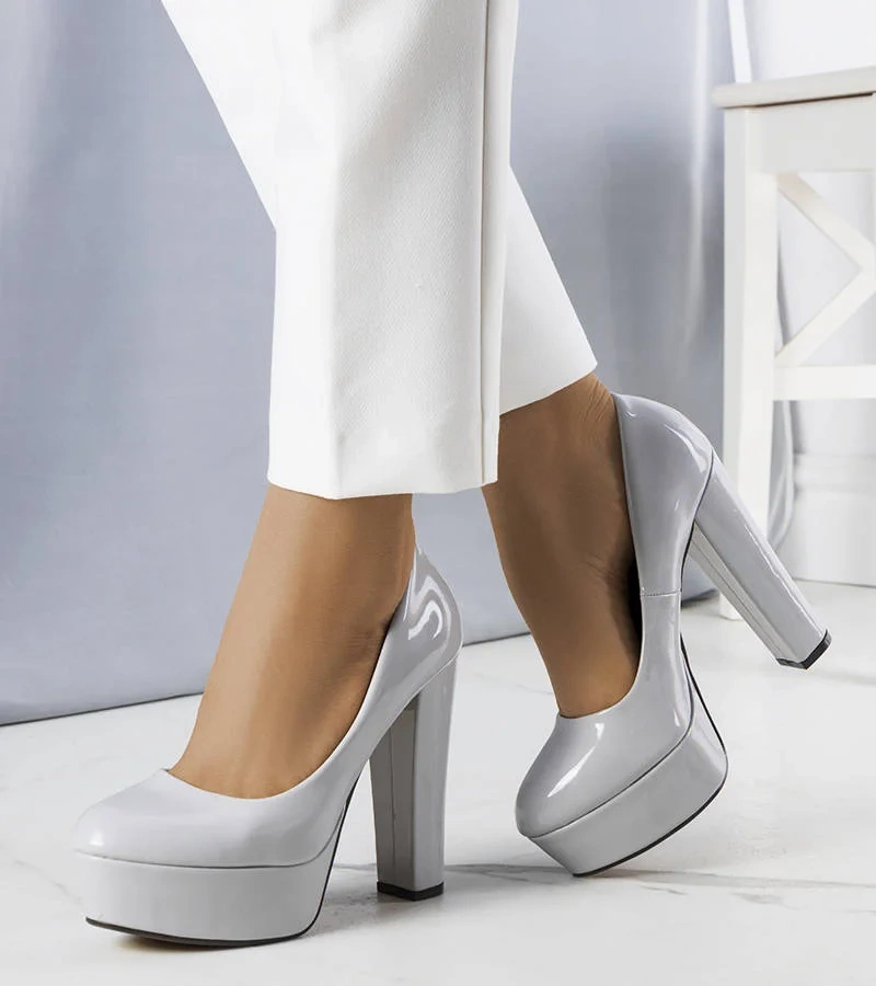 Szare wysokie czółenka na słupku